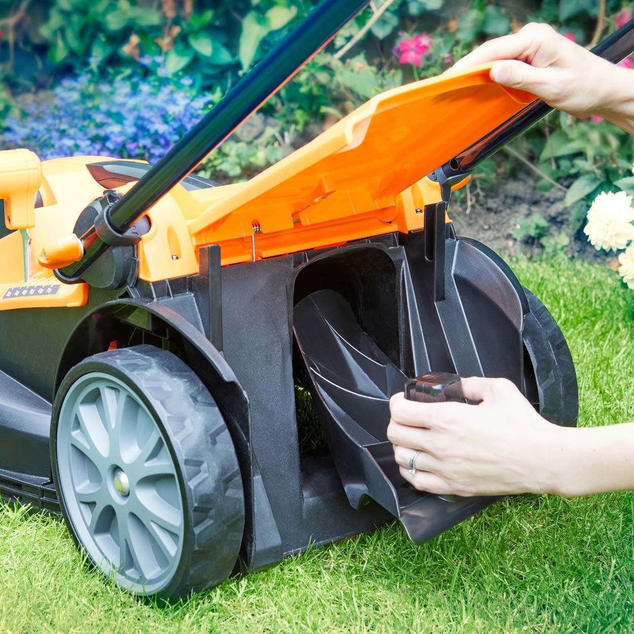 LawnMaster MX 24 37cm Lawnmower with 2 batteries and Grass Trimmer