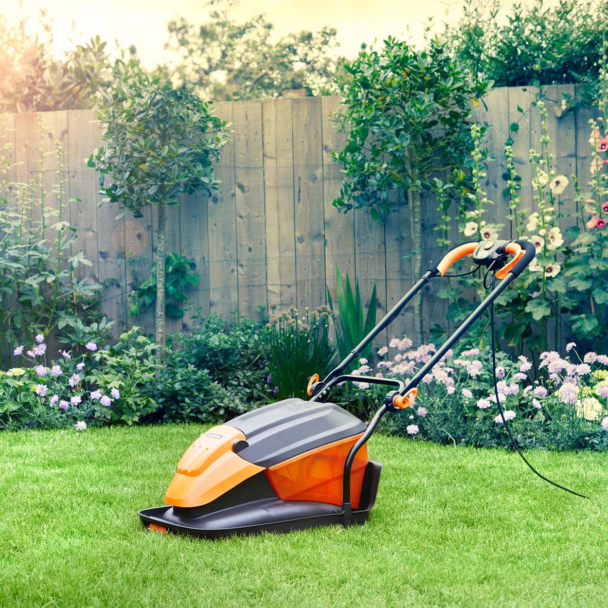 LawnMaster 33cm 1700W Hover Collect Lawnmower
