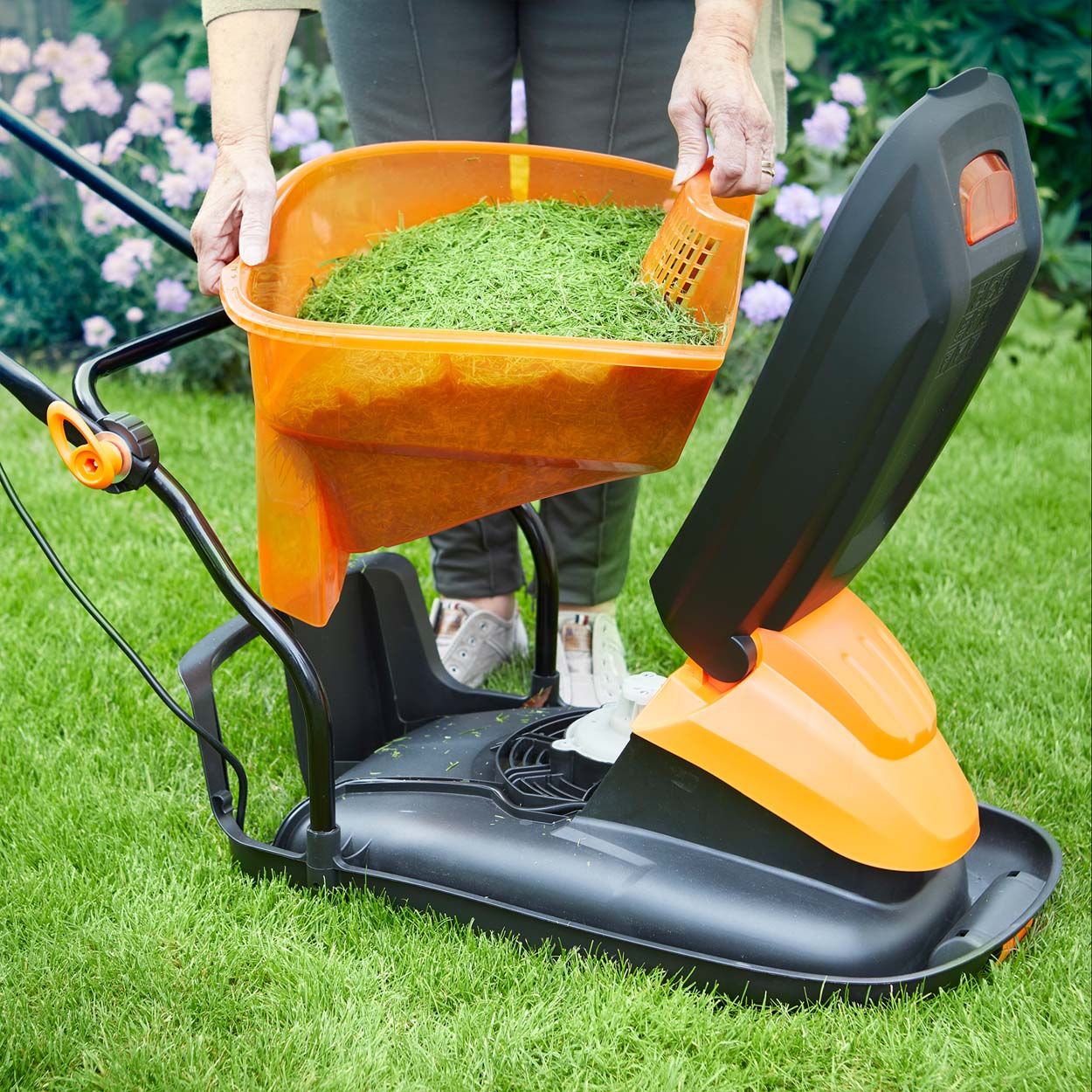 LawnMaster 33cm 1700W Hover Collect Lawnmower