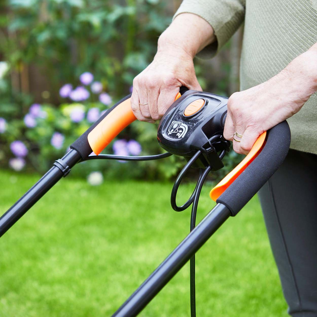 LawnMaster 33cm 1700W Hover Collect Lawnmower
