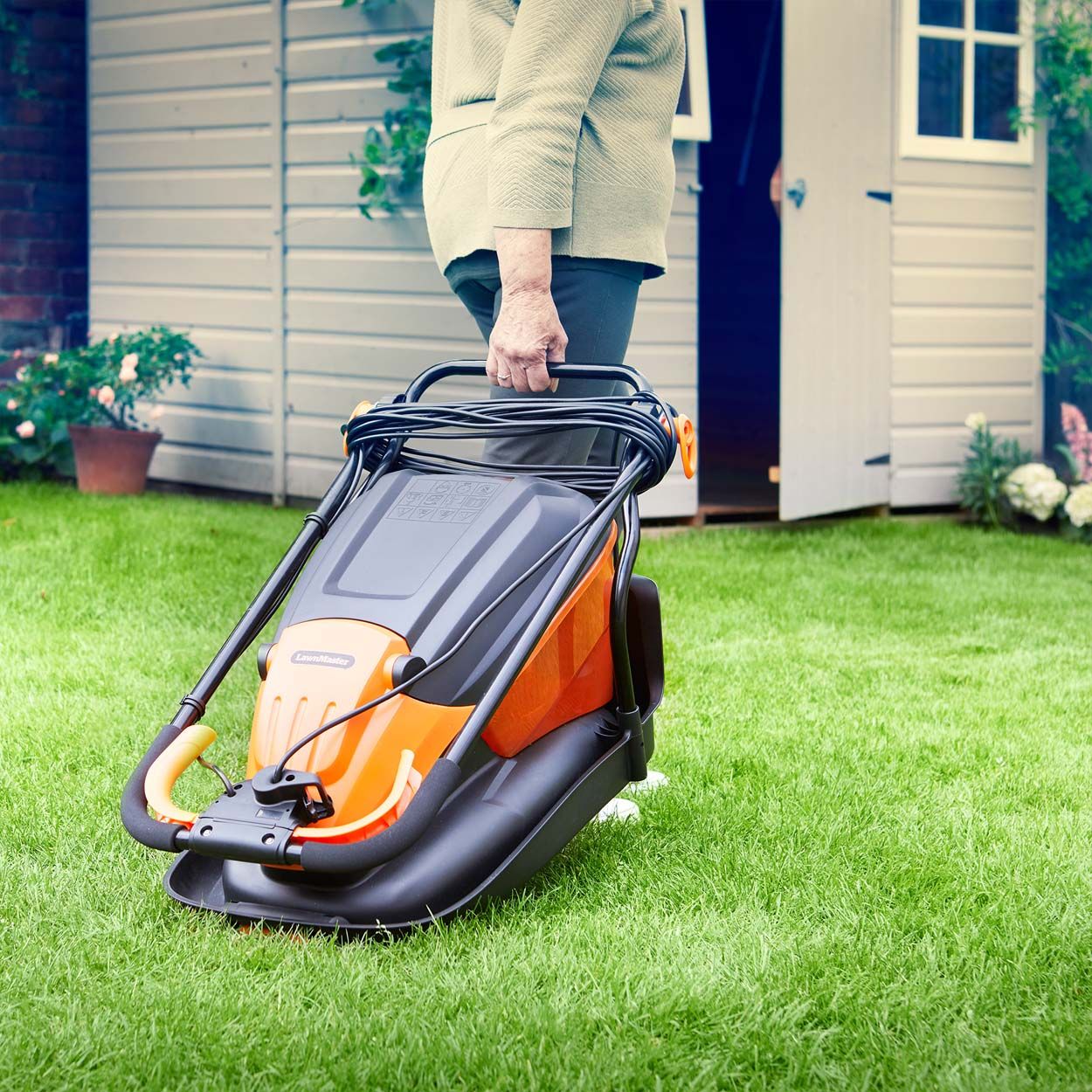 LawnMaster 33cm 1700W Hover Collect Lawnmower