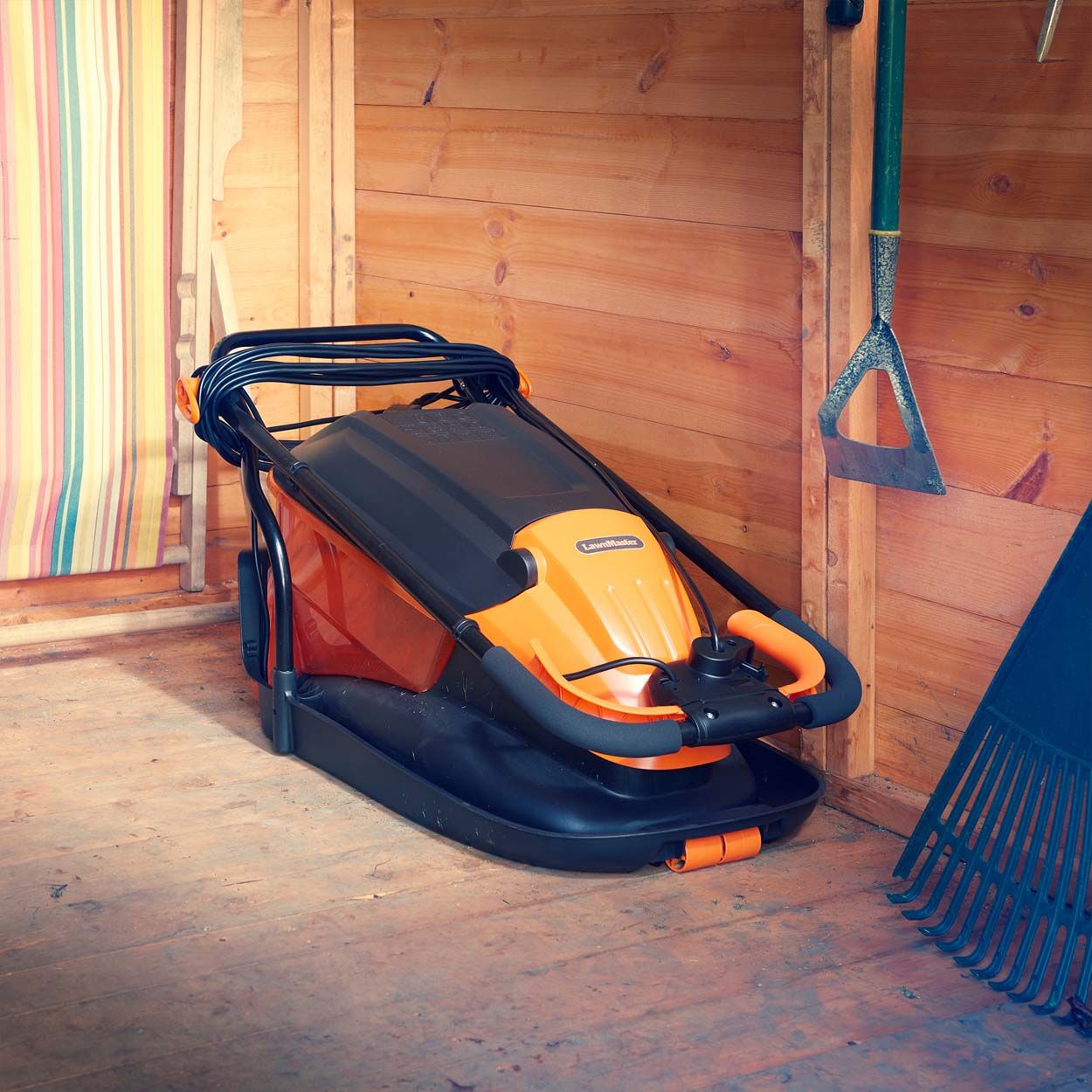 LawnMaster 33cm 1700W Hover Collect Lawnmower