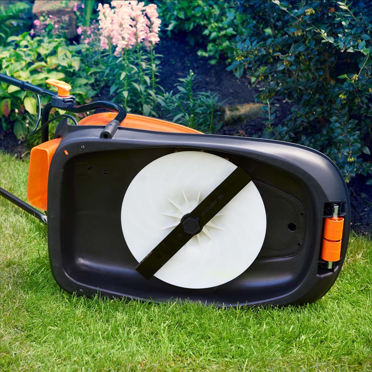 LawnMaster 33cm 1700W Hover Collect Lawnmower