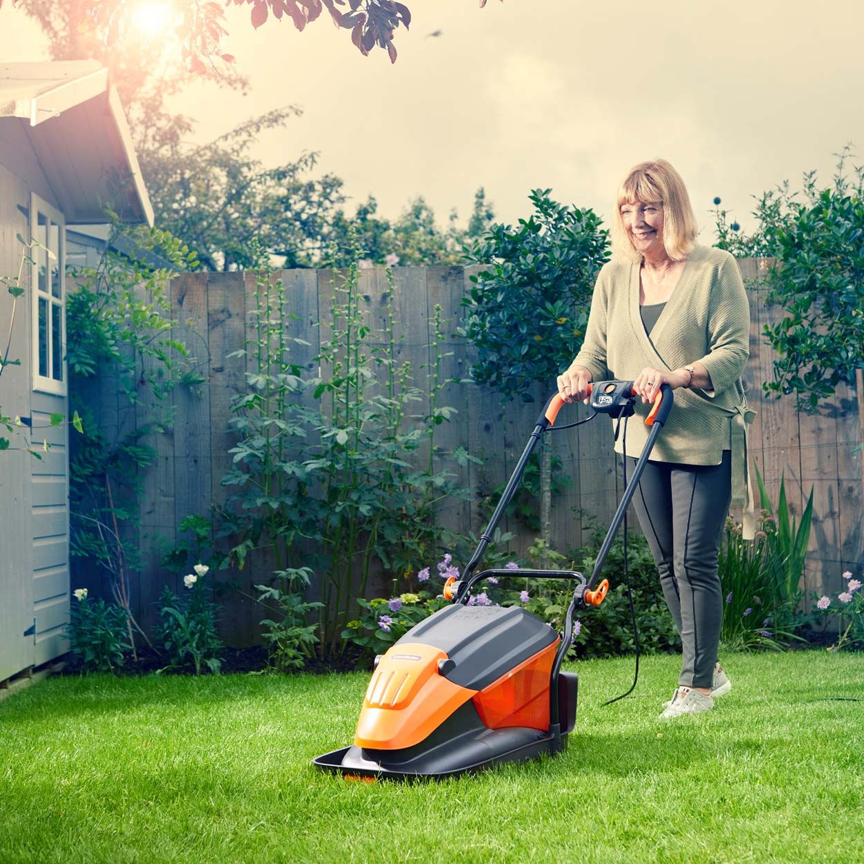 LawnMaster 33cm 1700W Hover Collect Lawnmower